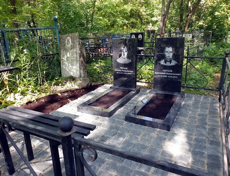 Два классических памятника и брусчатка